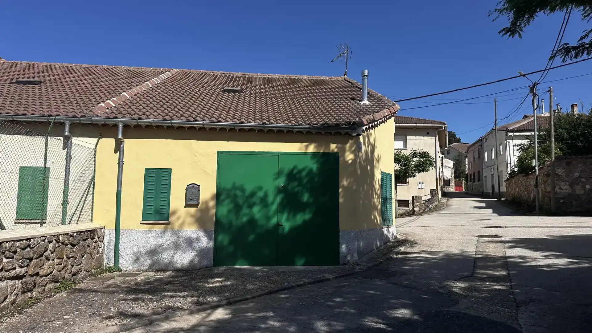 Vista exterior de Casa adosada en venda en Cerezo de Abajo amb Parquet