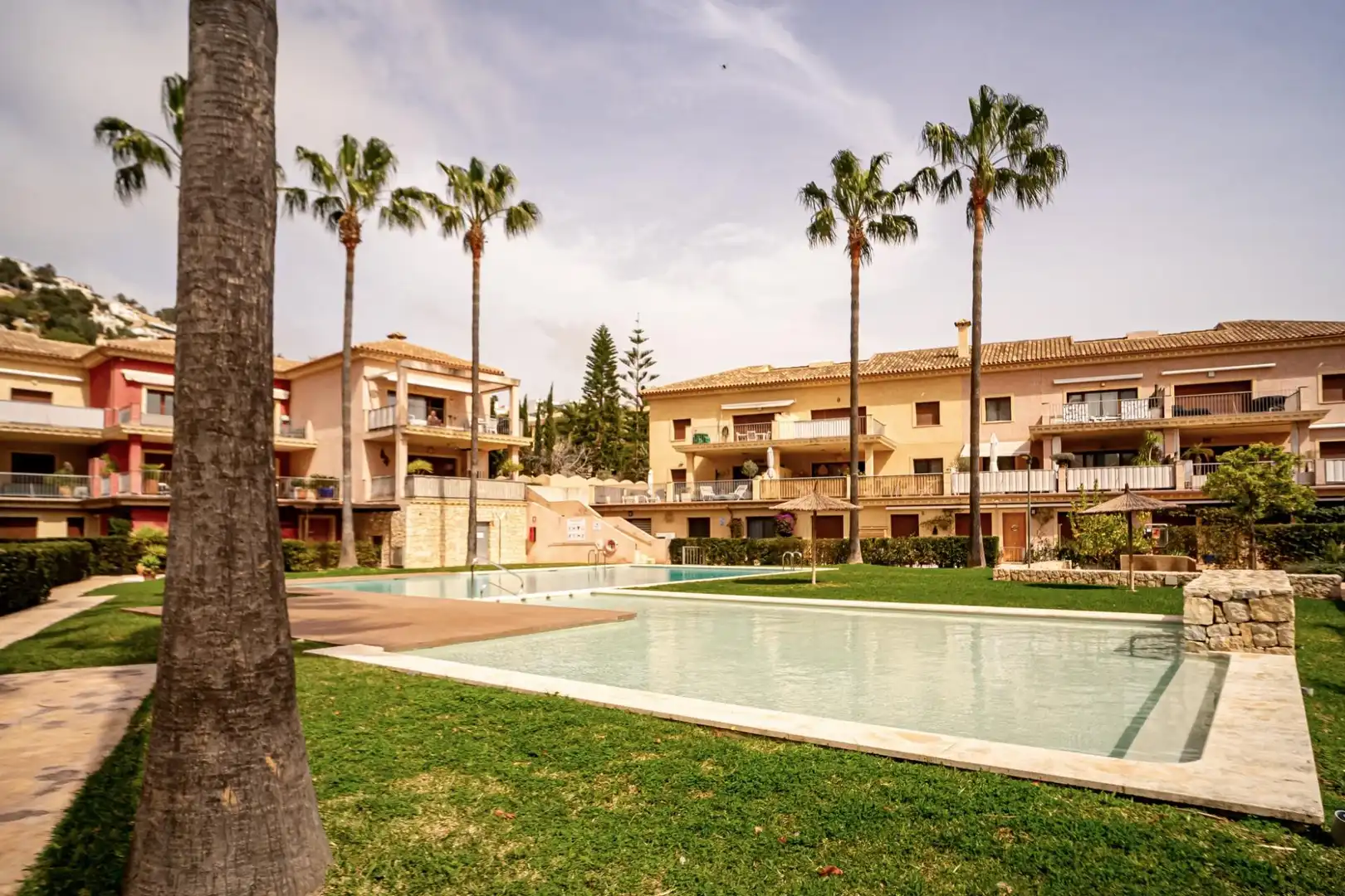 Piscina de Dúplex en venta en Benissa con Aire acondicionado, Calefacción y Jardín privado
