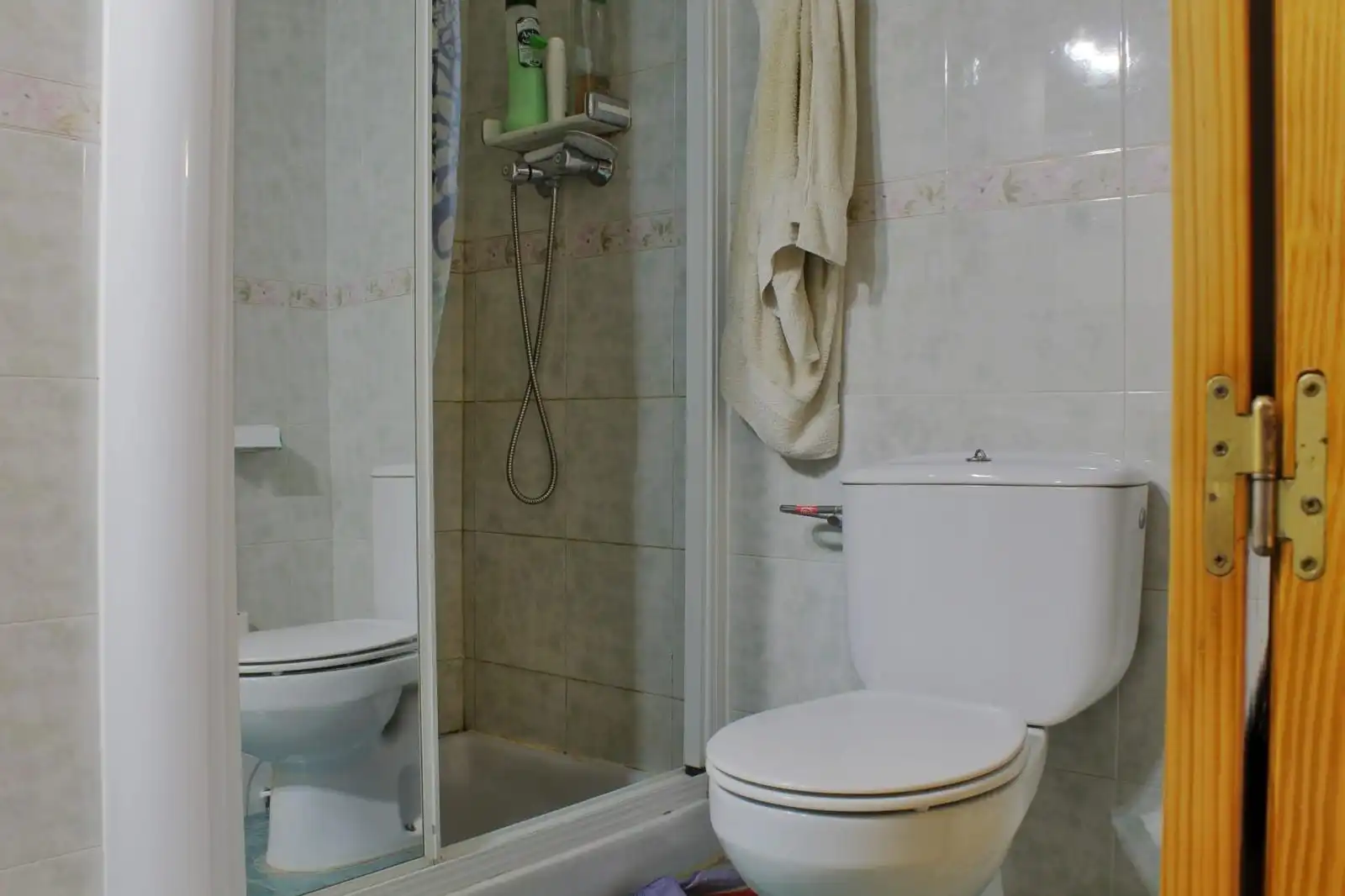 Baño de Piso en venta en Loja con Terraza, Trastero y Amueblado