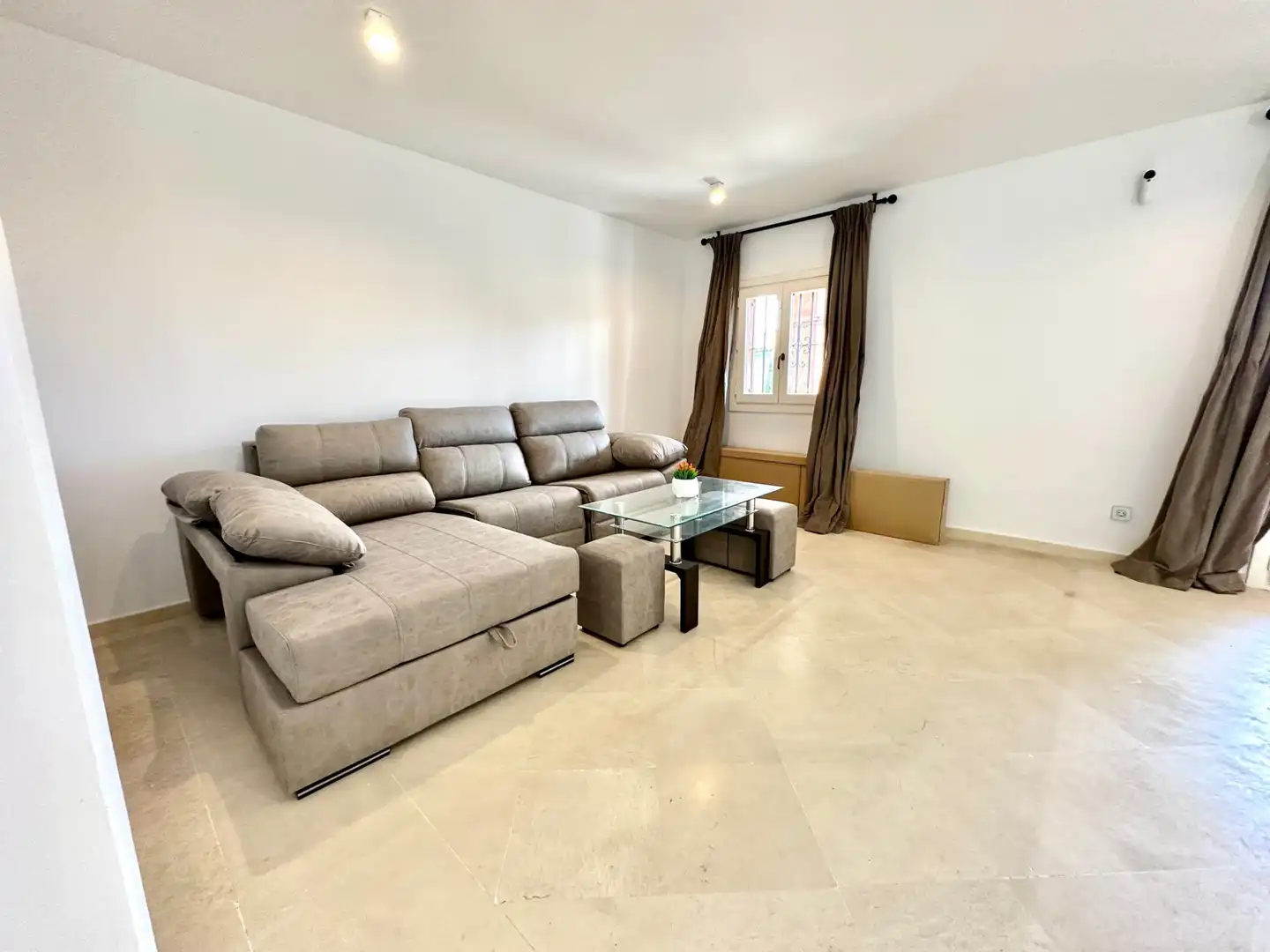 Wohnzimmer von Einfamilien-Reihenhaus zum Verkauf in Marbella mit Klimaanlage, Privatgarten und Terrasse