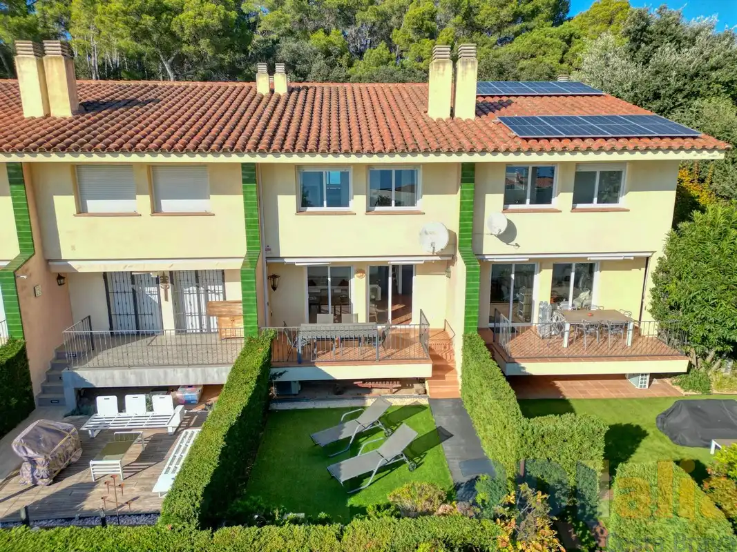Jardí de Casa adosada en venda en Sant Feliu de Guíxols amb Calefacció, Jardí privat i Terrassa