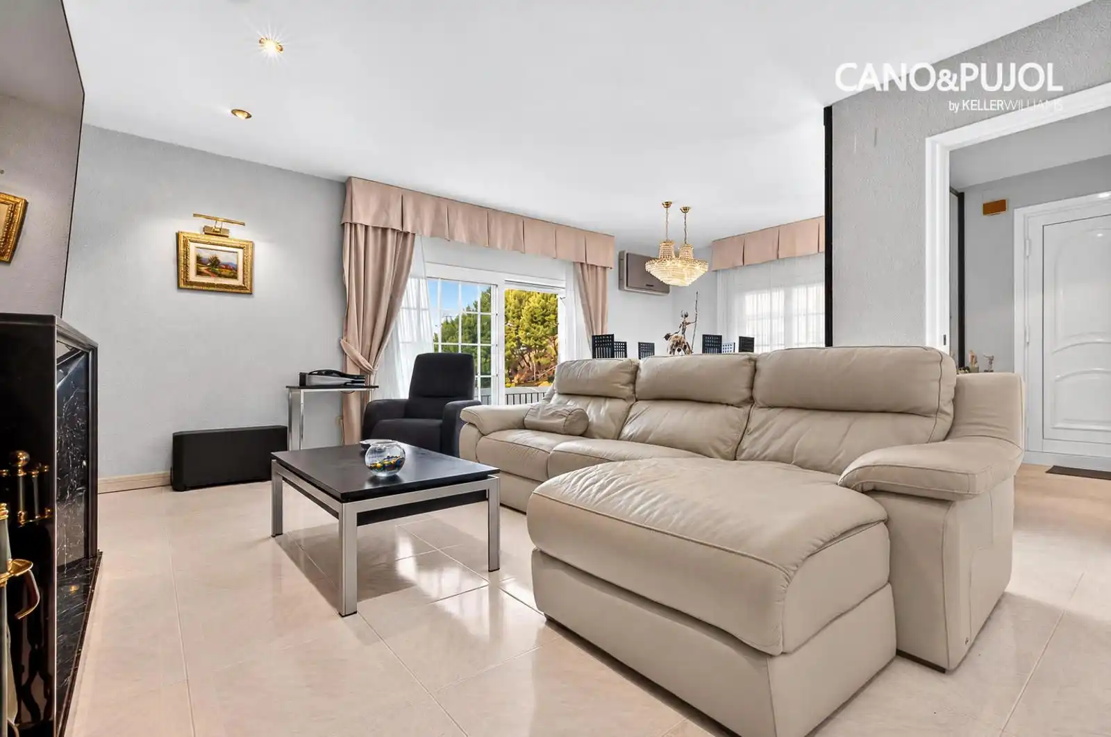 Living room of Houses for sale in Ca n'Oriol