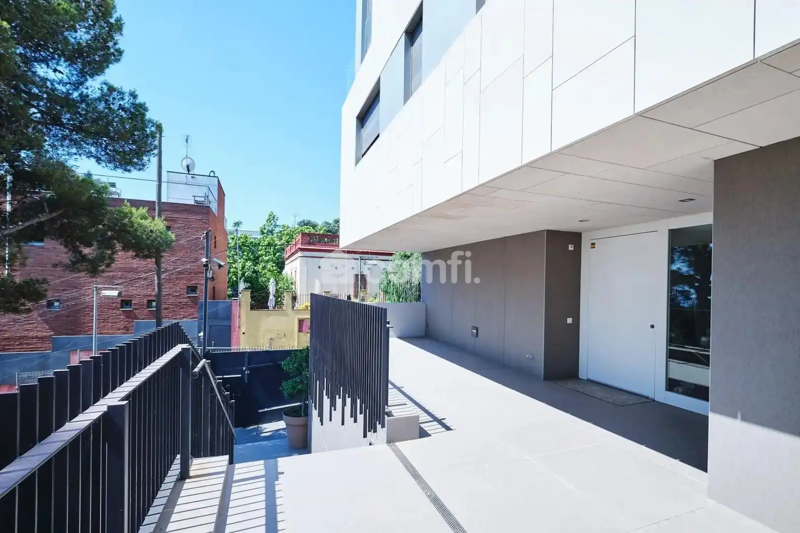 Außenansicht von Einfamilien-Reihenhaus zum Verkauf in Barcelona mit Klimaanlage, Heizung und Terrasse