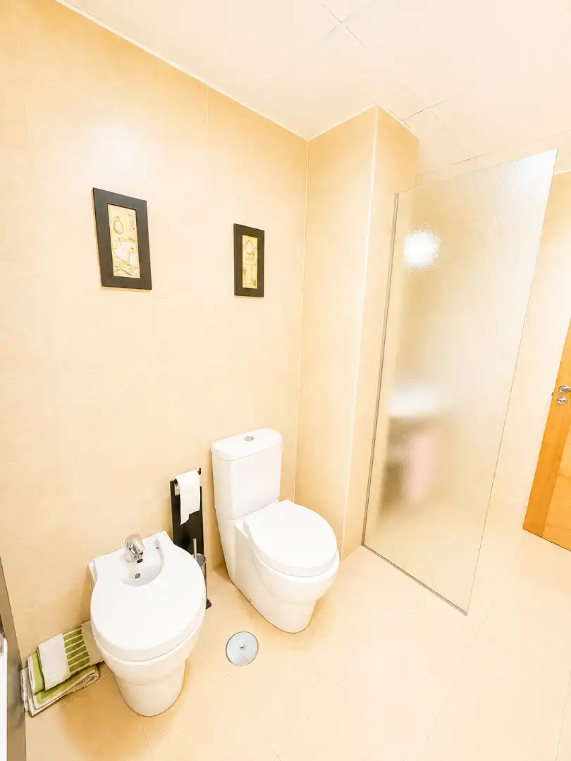 Bathroom of Flat for sale in Sevilla  with Air Conditioner and Community pool