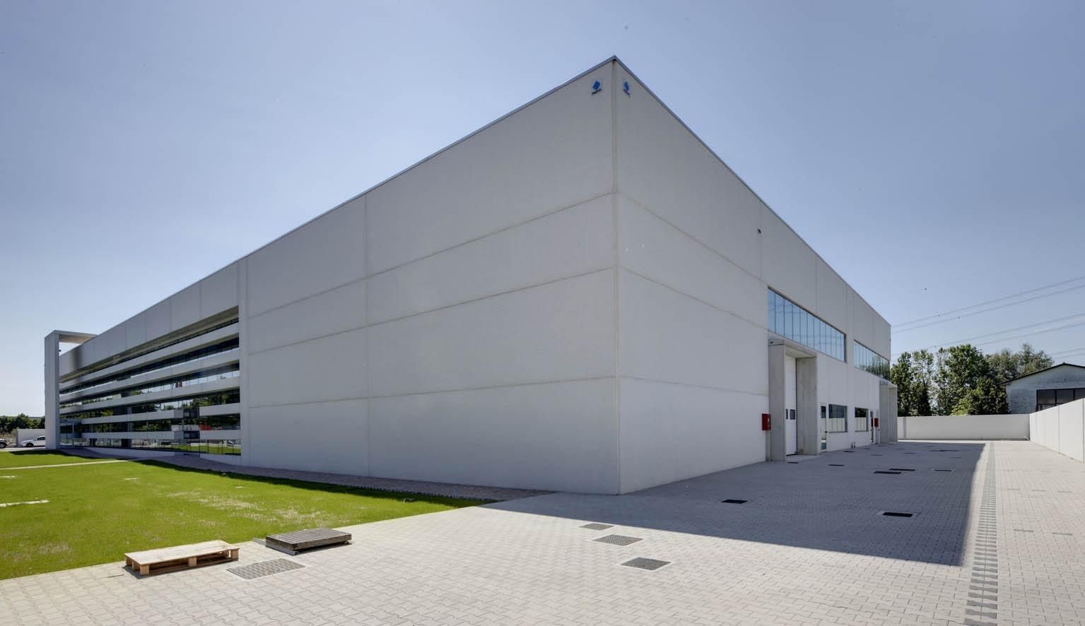 Vista exterior de Terreny industrial en venda en Badalona