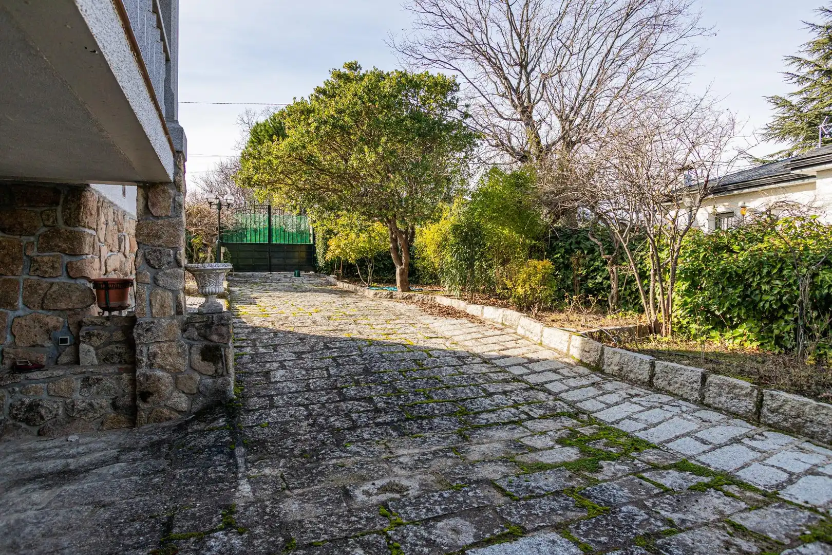 Vista exterior de Casa o xalet en venda en Miraflores de la Sierra amb Calefacció, Jardí privat i Terrassa