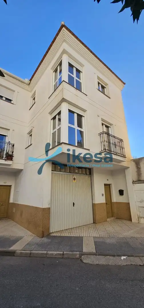 Vista exterior de Casa adosada en venda en Loja amb Jardí privat