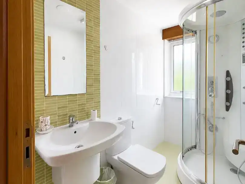 Badezimmer von Wohnung zur Miete in Santiago de Compostela  mit Balkon