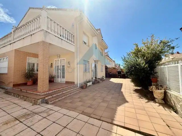 Vista exterior de Casa o chalet en venta en Los Santos de la Humosa con Aire acondicionado, Calefacción y Terraza