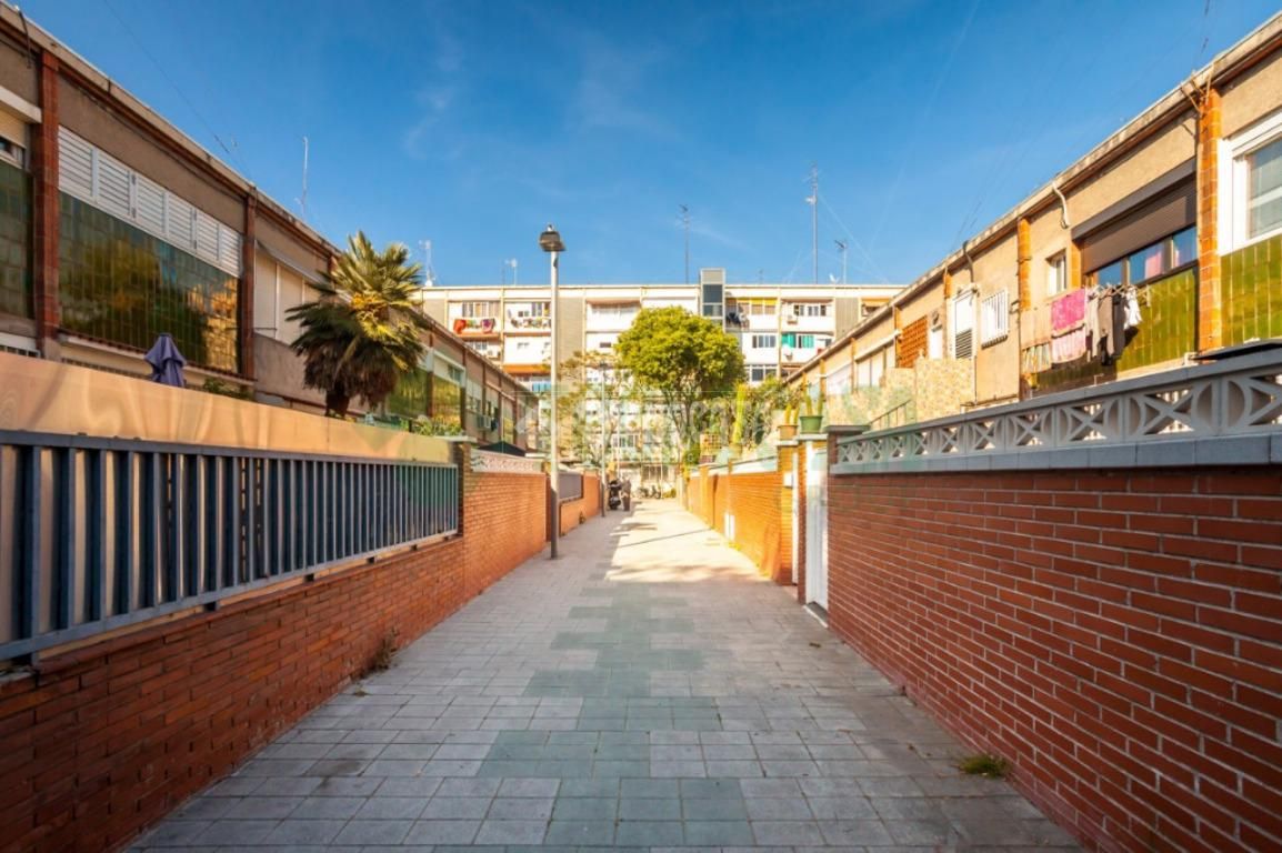 Vista exterior de Casa adosada en venda en  Barcelona Capital amb Calefacció, Parquet i Terrassa