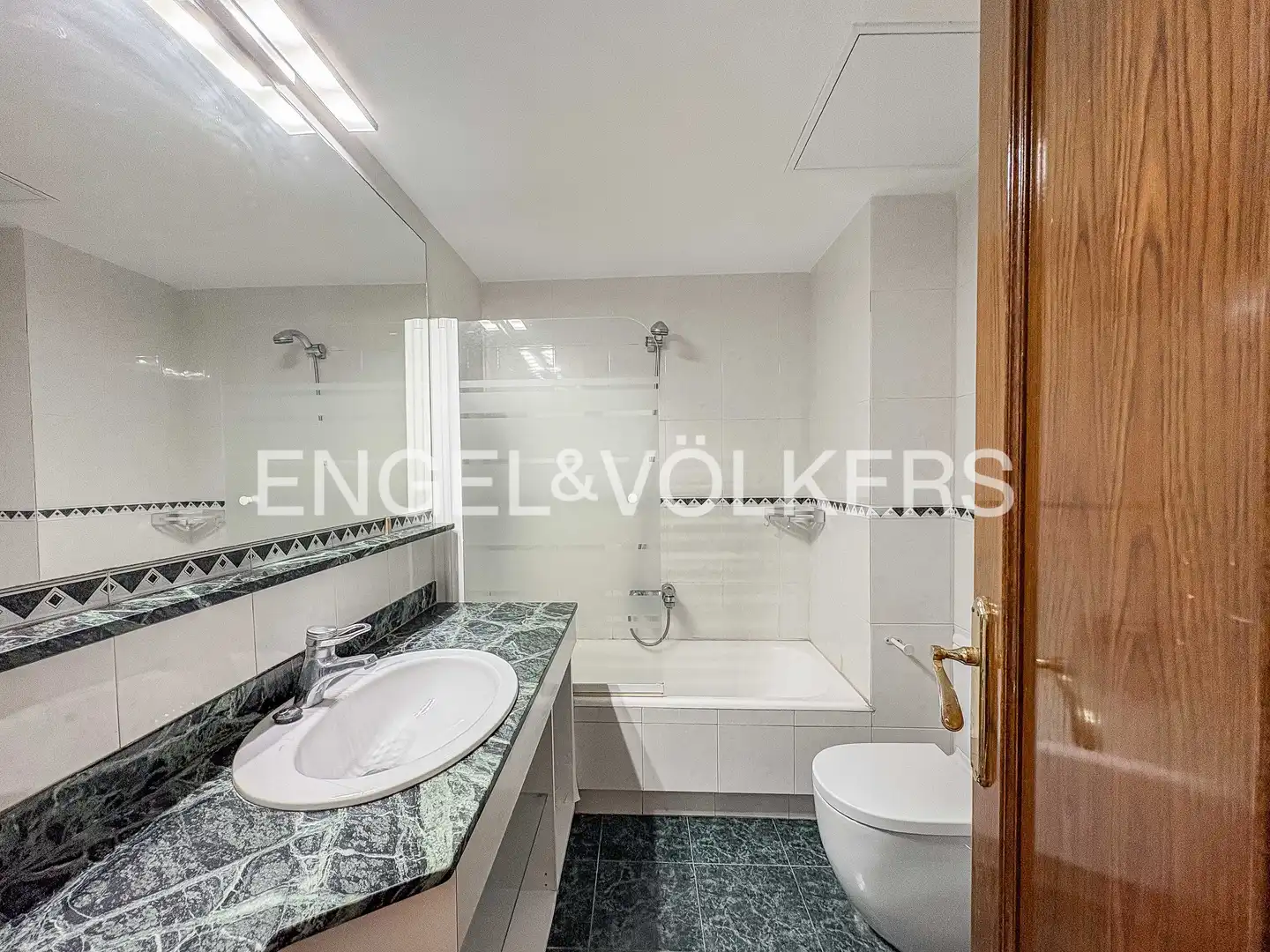 Bathroom of Flat for rent in Barcelona  with Air Conditioner, Heating and Parquet flooring