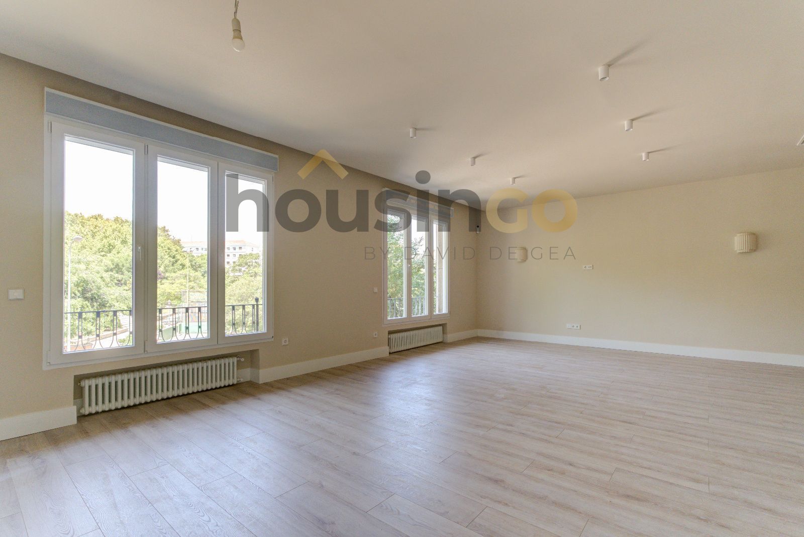 Living room of Flat for sale in  Madrid Capital  with Heating, Parquet flooring and Balcony