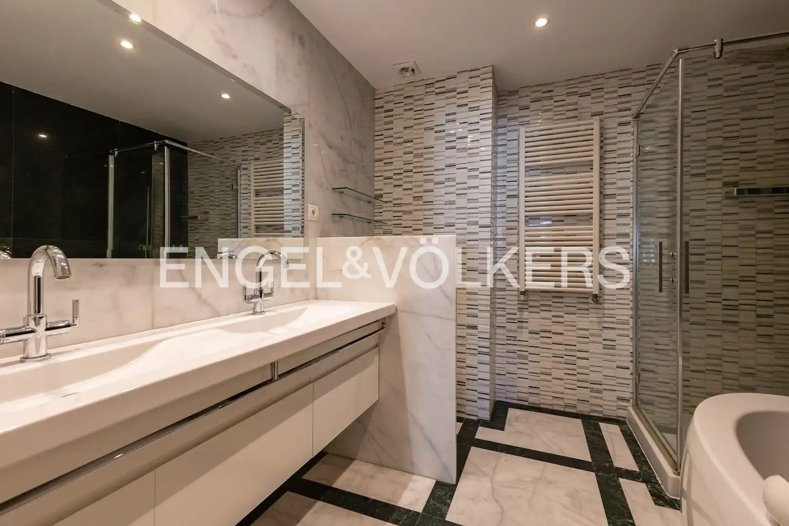 Bathroom of Flat for rent in Madrid  with Air Conditioner, Heating and Parquet flooring