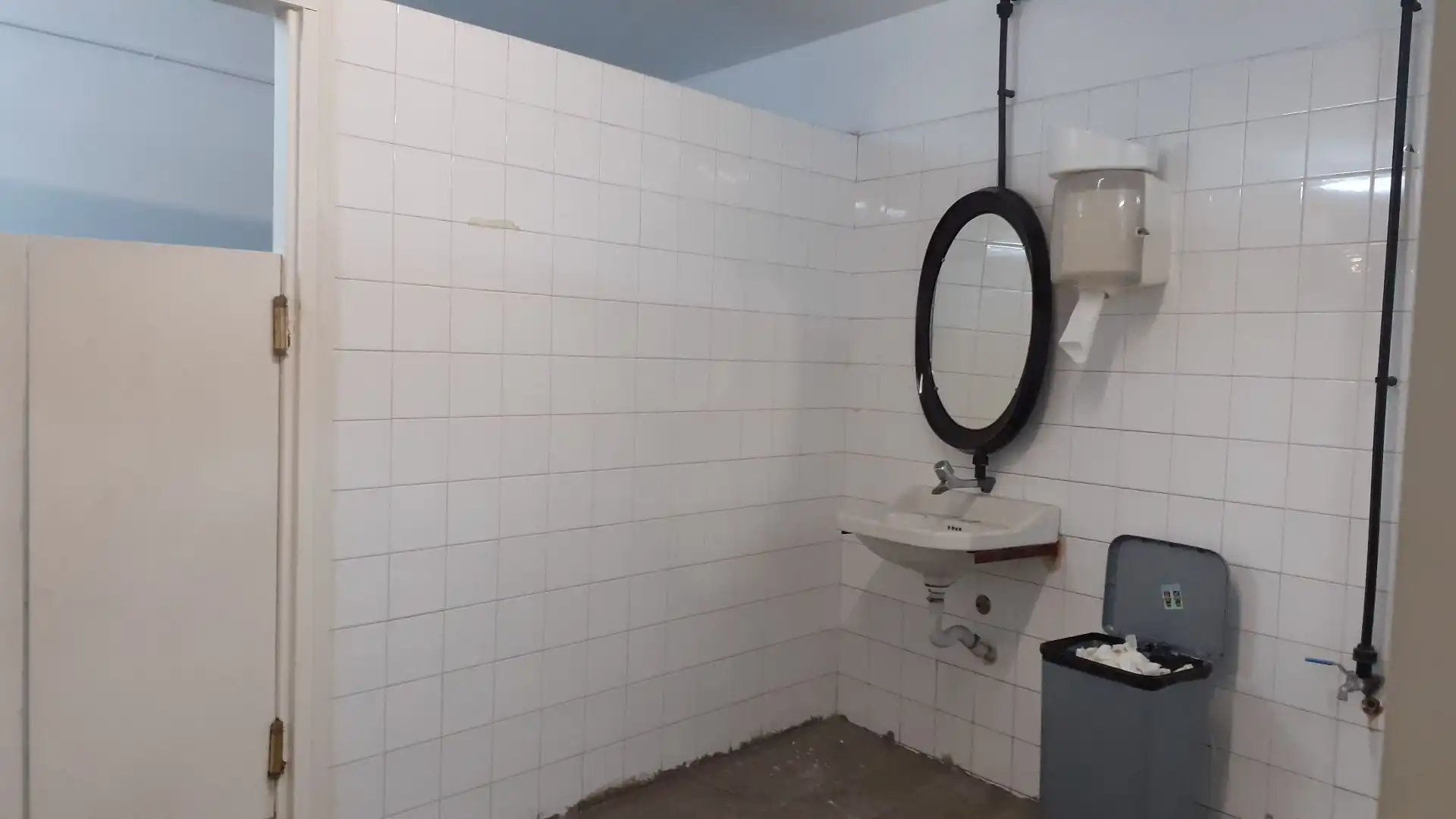 Badezimmer von Fabrikhallen zur Miete in Sant Boi de Llobregat