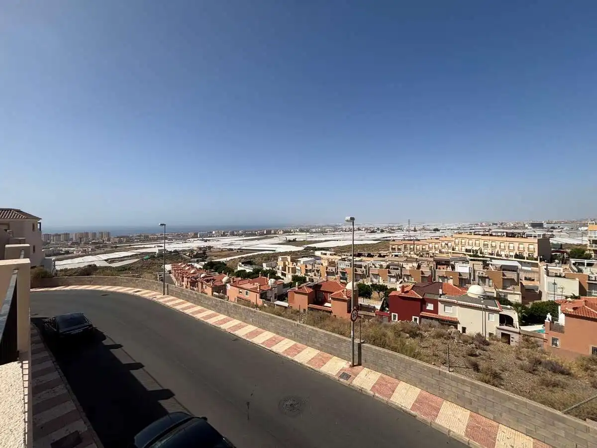 Vista exterior de Pis en venda en Roquetas de Mar amb Aire condicionat, Terrassa i Piscina comunitària