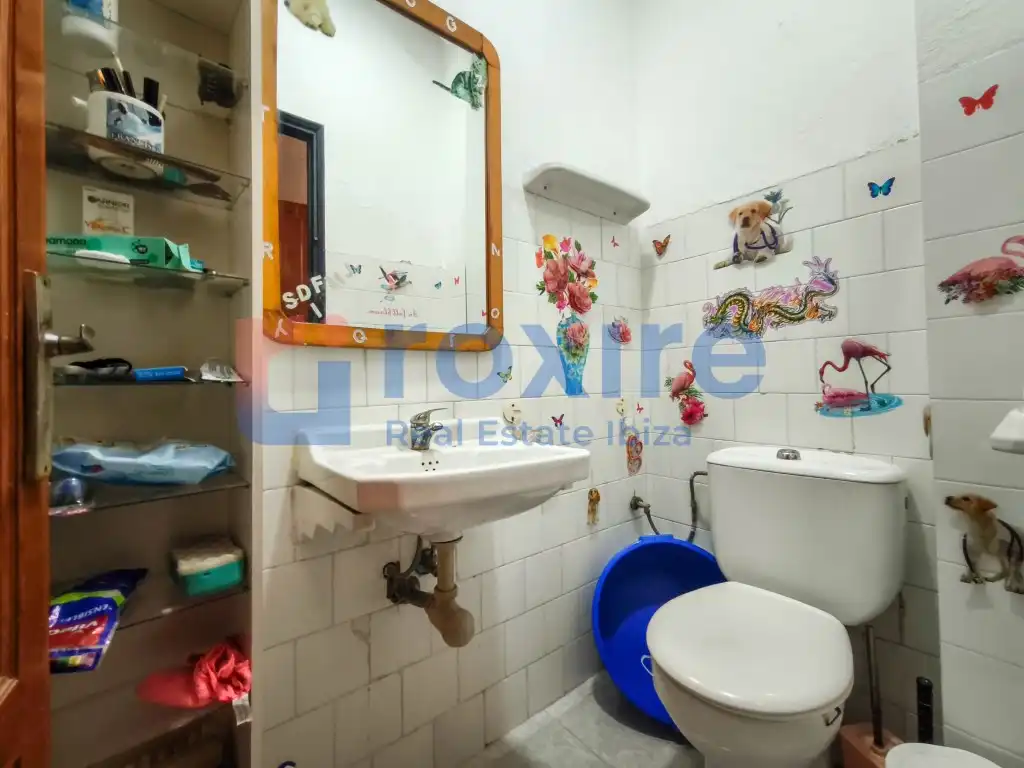 Bany de Casa o xalet en venda en Sant Josep de sa Talaia amb Aire condicionat, Jardí privat i Terrassa