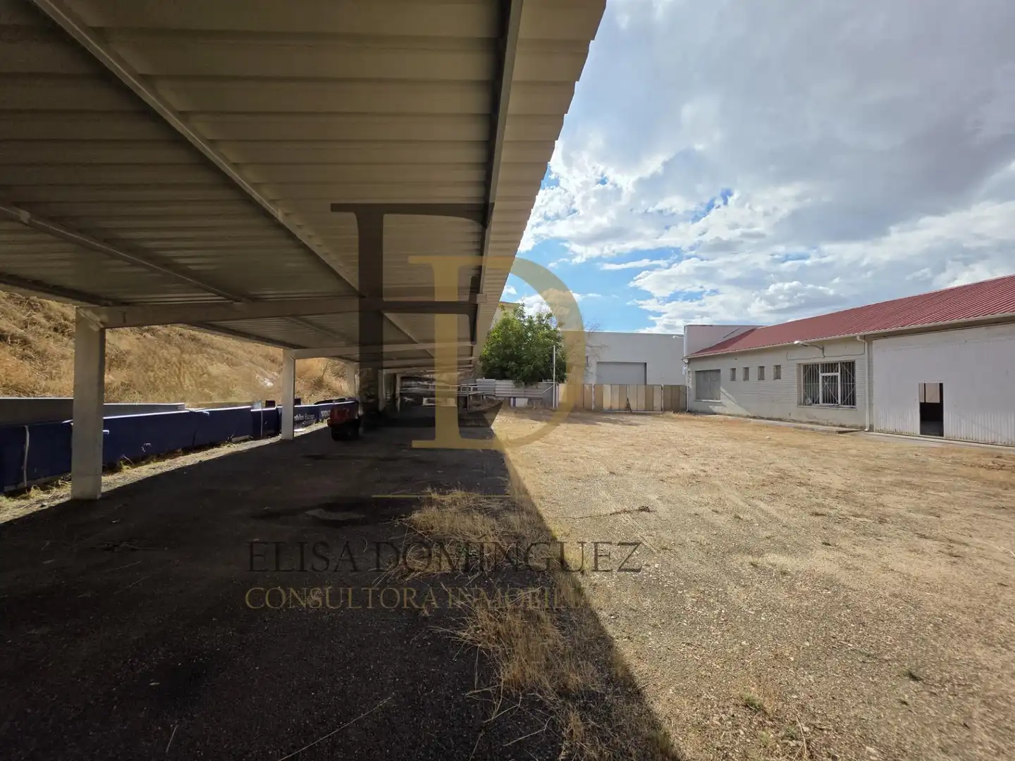 Parkplatz von Fabrikhallen zur Miete in Villares de la Reina, Salamanca