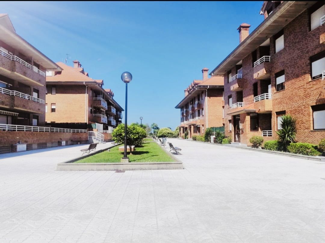 Vista exterior de Pis en venda en Bárcena de Cicero amb Calefacció, Parquet i Terrassa