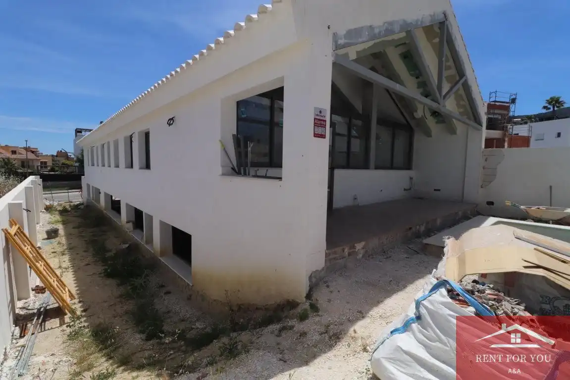 Außenansicht von Haus oder Chalet zum Verkauf in Alhaurín de la Torre mit Privatgarten, Terrasse und Schwimmbad