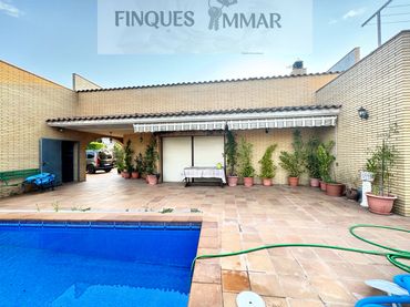Villa con balcone in vendita a Carrer Xavier Montsalvatge