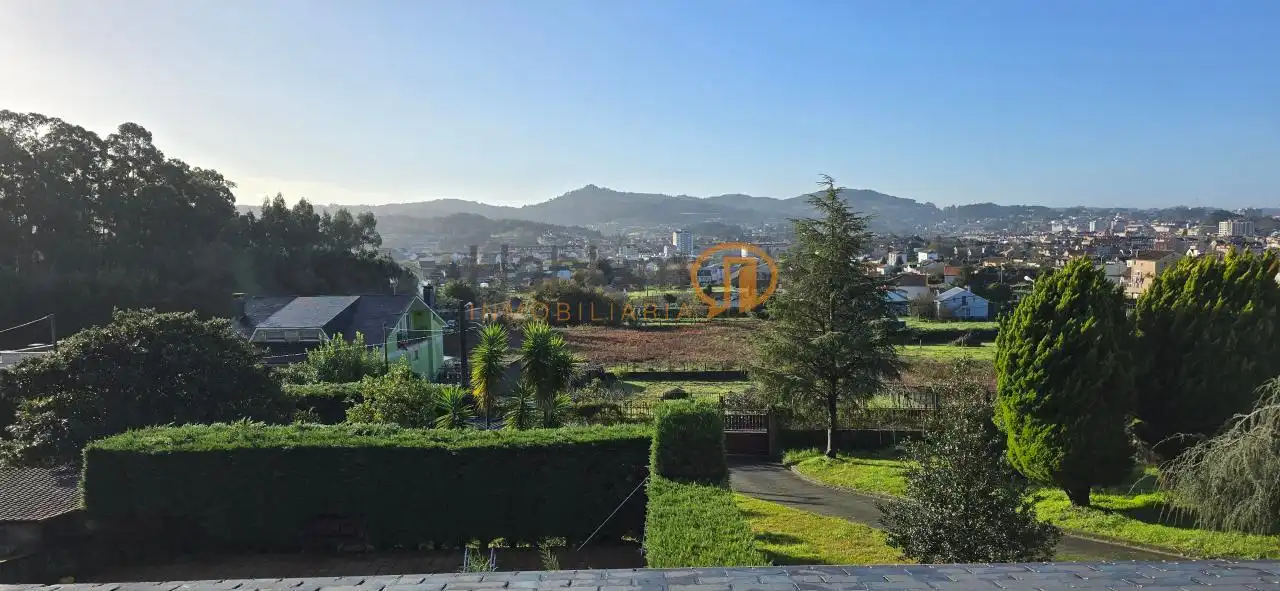 Vista exterior de Casa o xalet en venda en Vilagarcía de Arousa amb Calefacció, Jardí privat i Terrassa