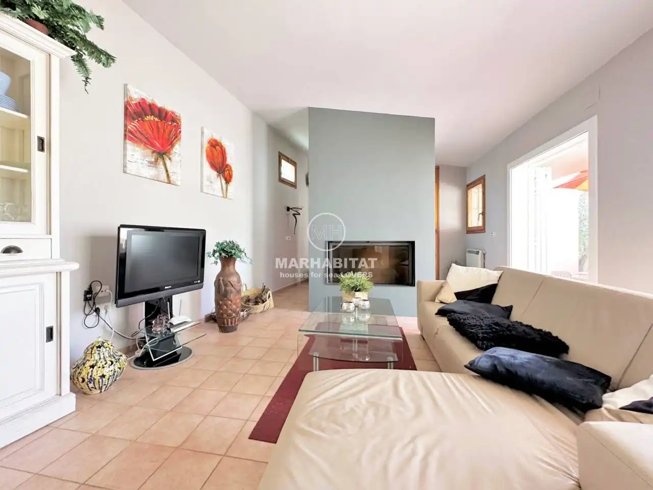 Sala d'estar de Casa o xalet en venda en L'Escala amb Aire condicionat, Jardí privat i Terrassa