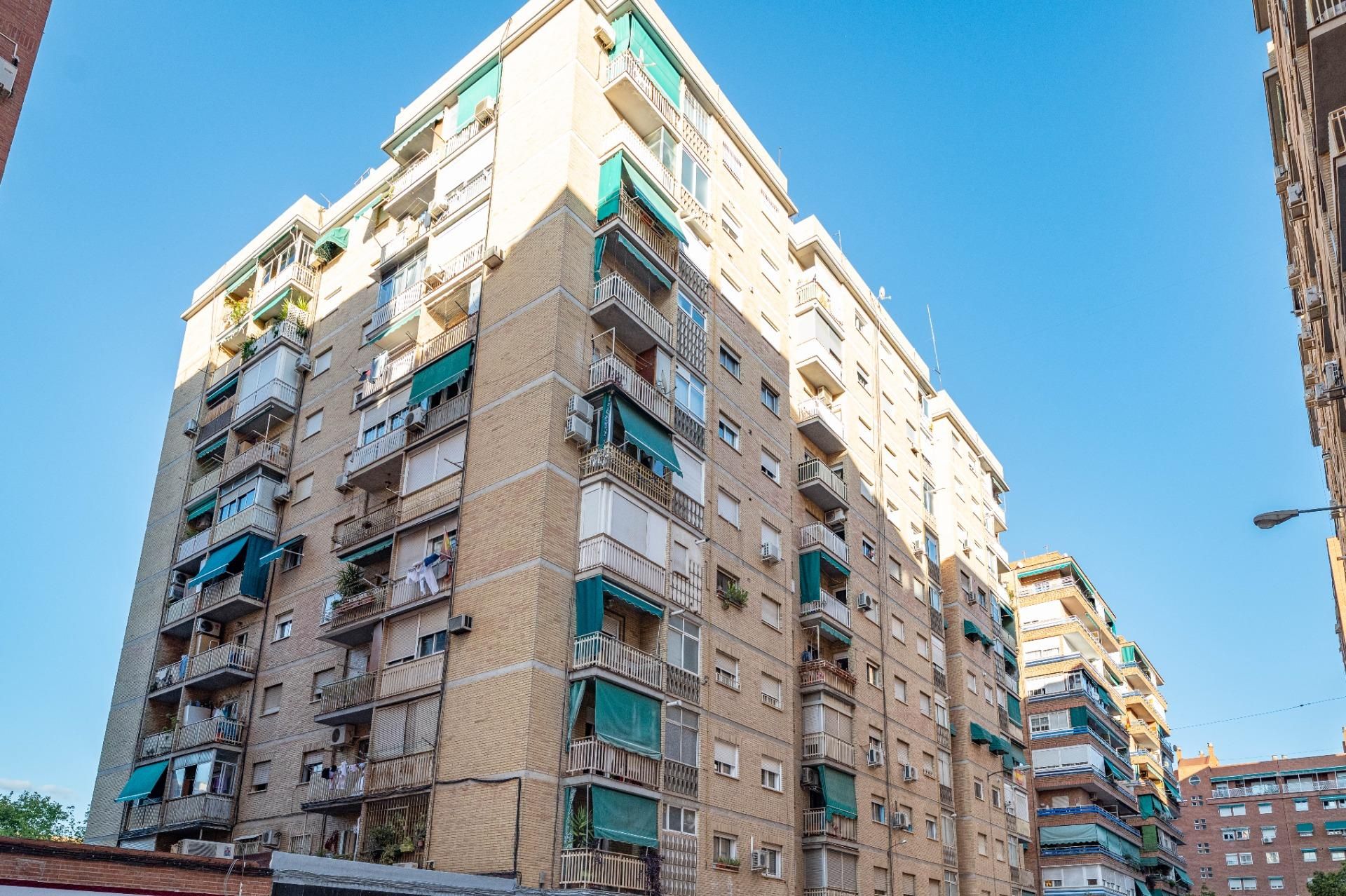 Exterior view of Flat for sale in  Granada Capital  with Balcony