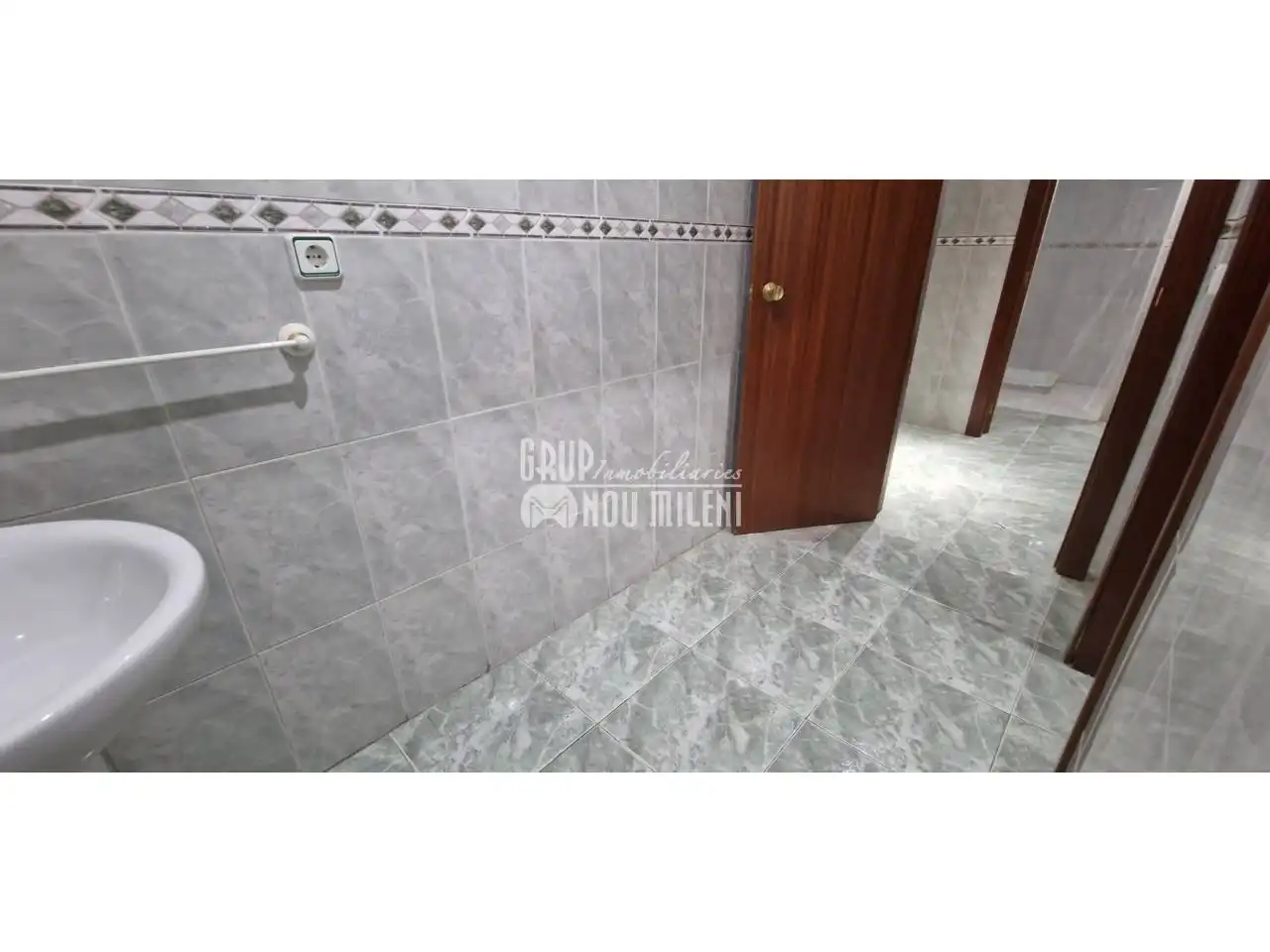 Bathroom of Commercial properties for rent in Valencia