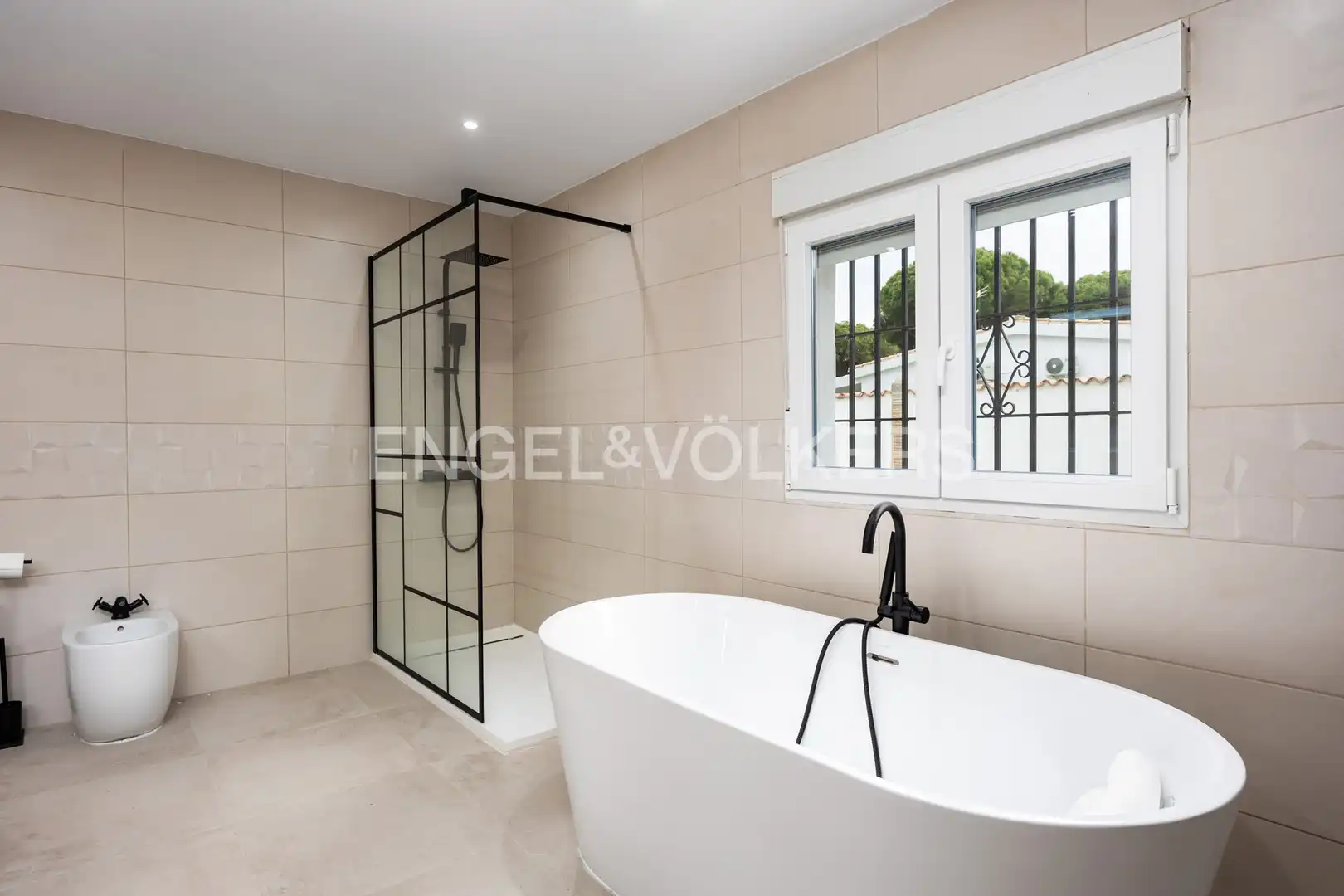 Bathroom of Houses for sale in Chiclana de la Frontera  with Air Conditioner, Heating and Private garden
