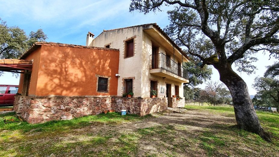 Außenansicht von Country house zum verkauf in Aracena mit Privatgarten und Terrasse