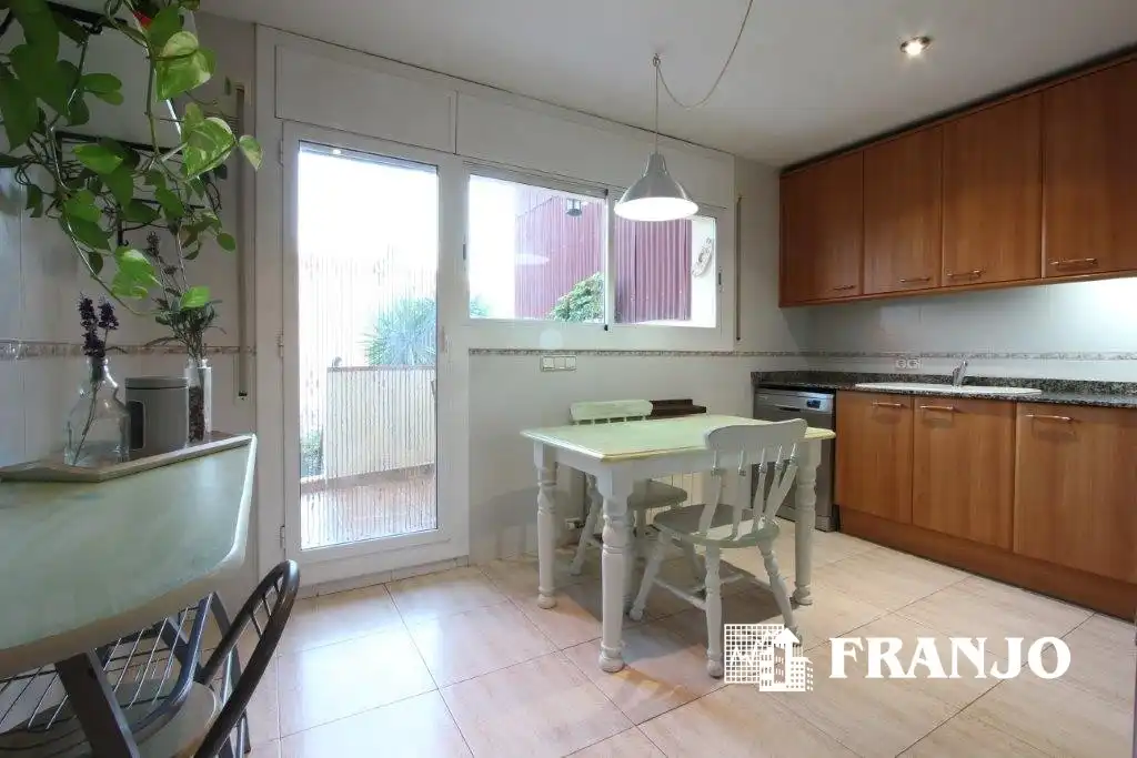 Cocina de Casa adosada en venta en Sabadell con Aire acondicionado, Calefacción y Jardín privado