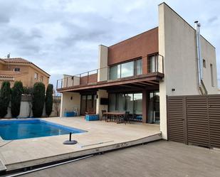 Vista exterior de Casa o xalet en venda en Mont-roig del Camp amb Jardí privat, Terrassa i Piscina