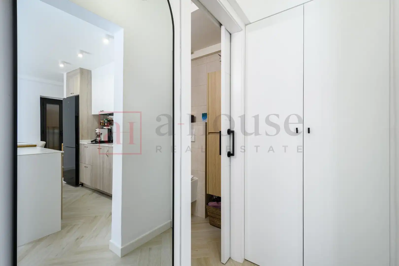 Flat for sale in Barcelona  with Air Conditioner, Heating and Storage room
