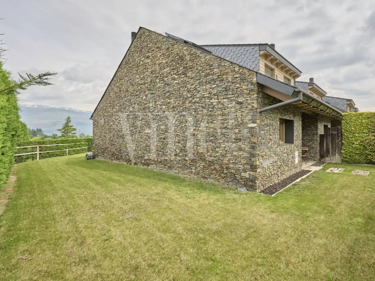 Casa adosada en venda en Alp amb Calefacció, Jardí privat i Parquet