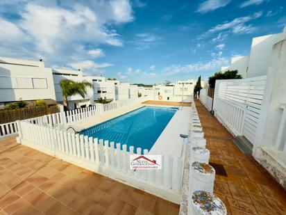 Piscina de Casa adosada en venda en Conil de la Frontera amb Jardí privat, Terrassa i Piscina comunitària
