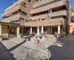 Vista exterior de Pis en venda en  Granada Capital amb Jardí privat, Traster i Piscina comunitària