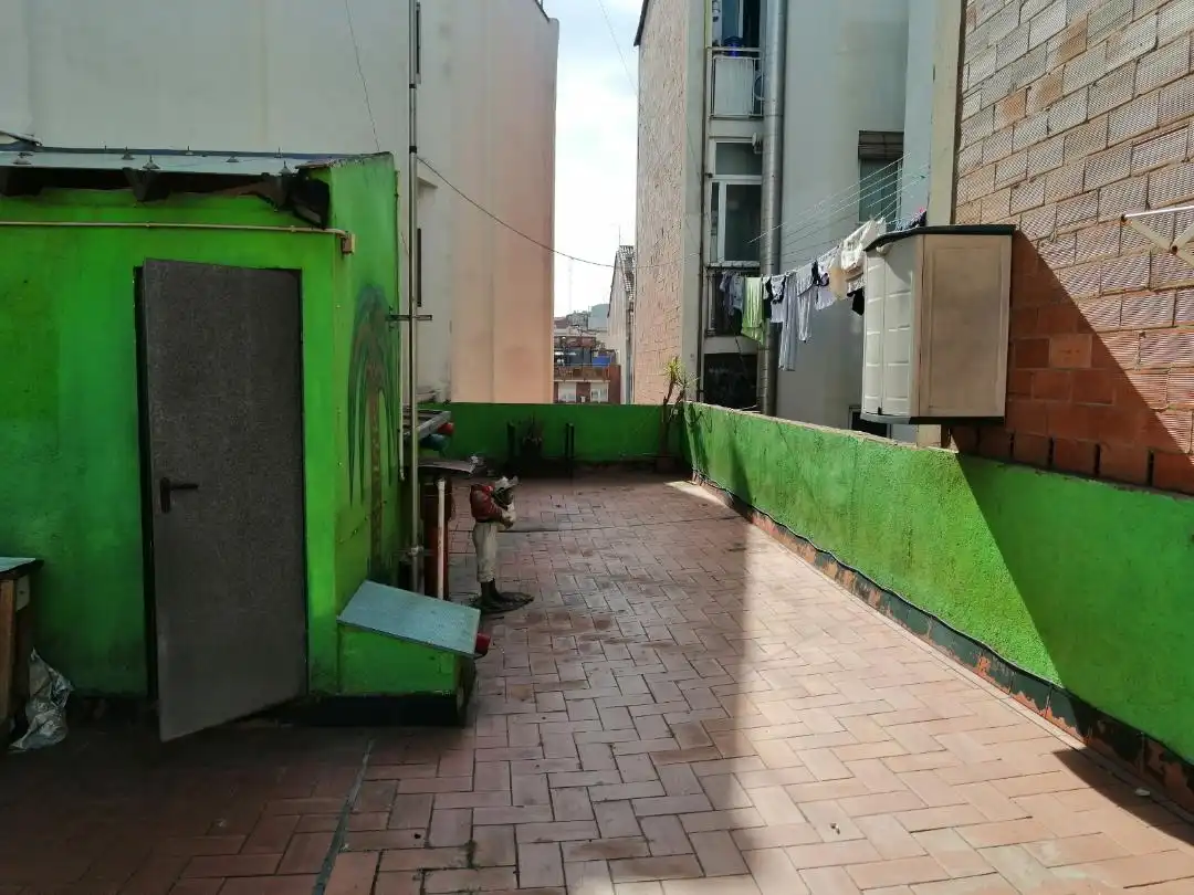 Vista exterior de Piso en venta en Barcelona con Calefacción, Parquet y Terraza
