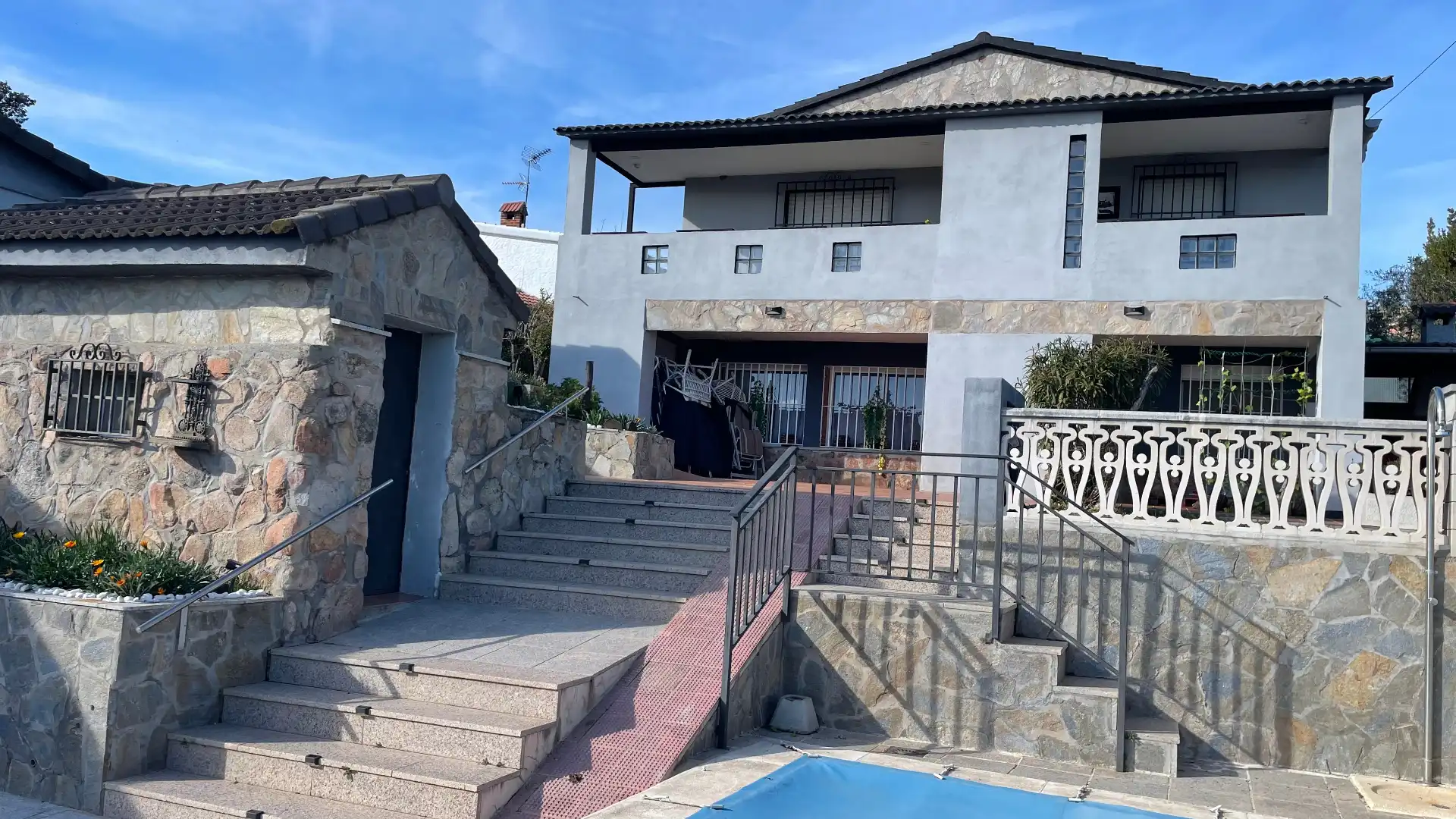 Vista exterior de Casa o xalet en venda en Santa Cruz del Retamar amb Calefacció, Jardí privat i Terrassa