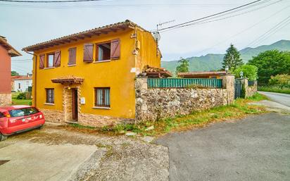 Außenansicht von Country house zum verkauf in Llanes mit Terrasse