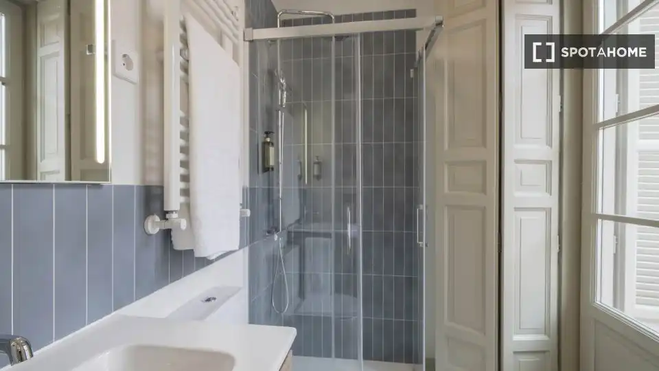 Bathroom of Houses for share in Madrid  with Air Conditioner, Terrace and Furnished