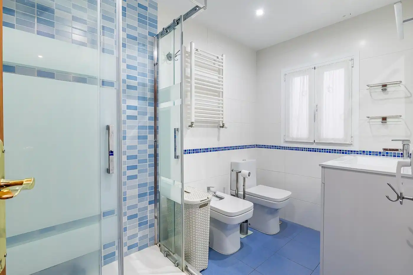 Bathroom of Flat for sale in Madrid  with Air Conditioner, Heating and Terrace