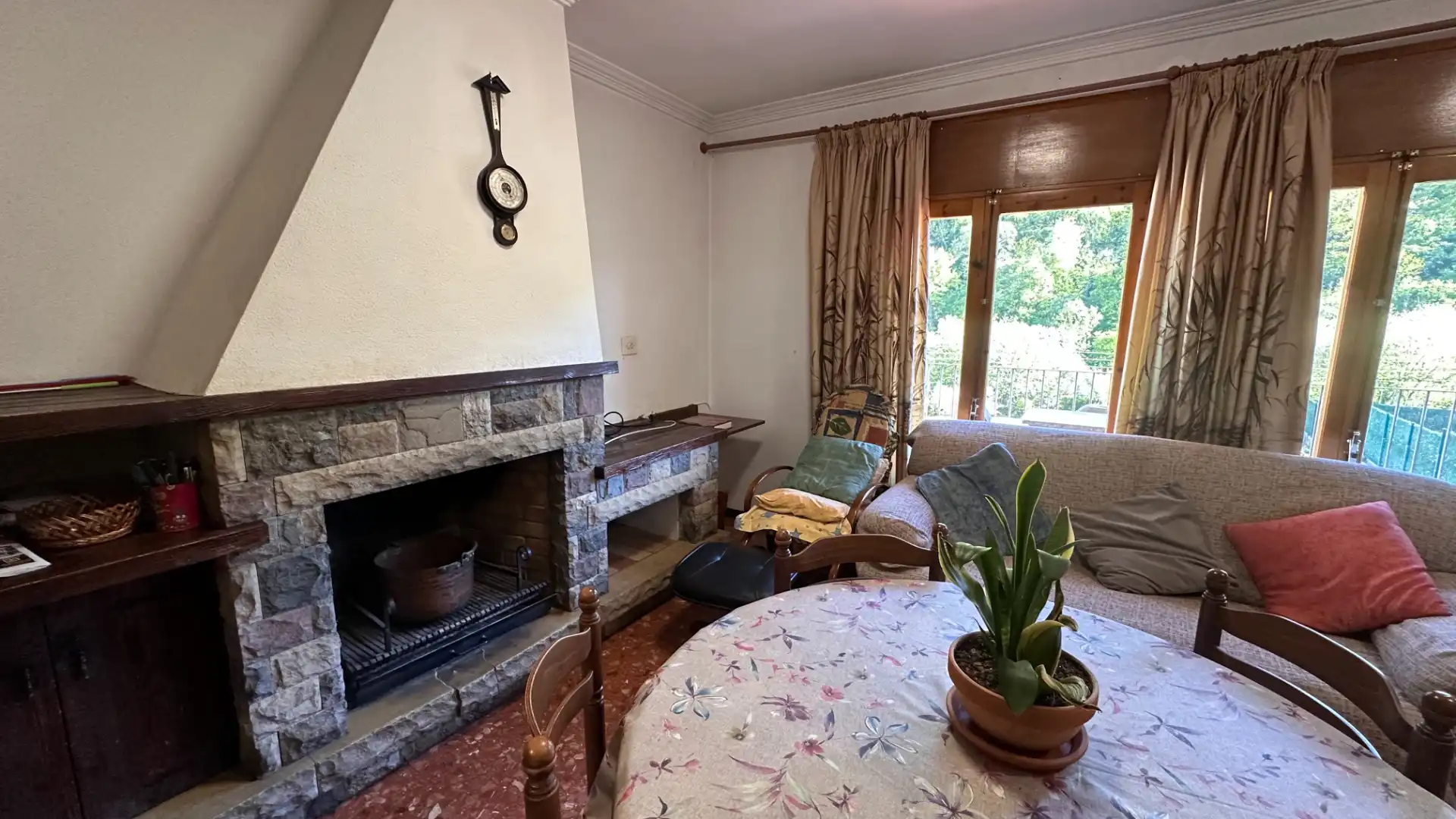 Sala de estar de Casa adosada en venta en Castellfollit de la Roca con Calefacción, Jardín privado y Terraza