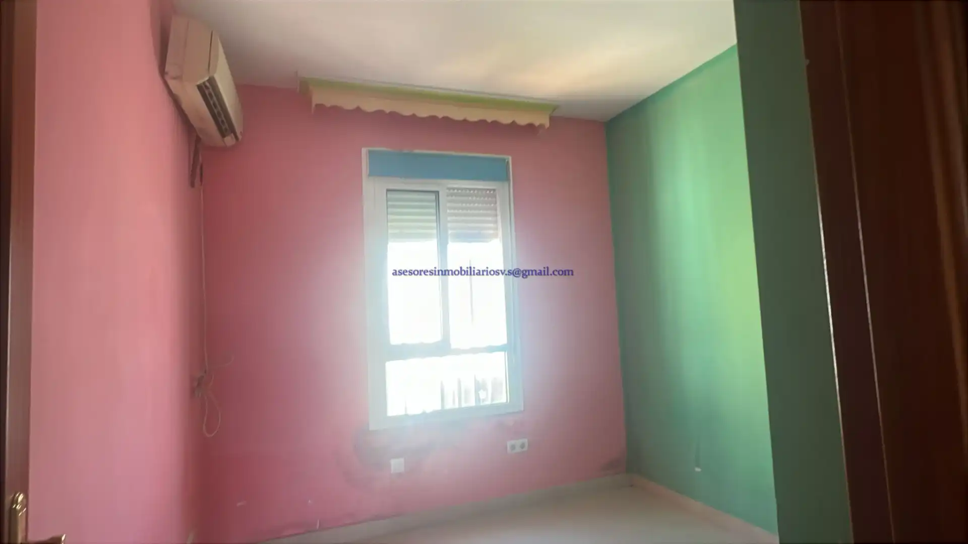 Schlafzimmer von Einfamilien-Reihenhaus zum Verkauf in Cantillana mit Balkon