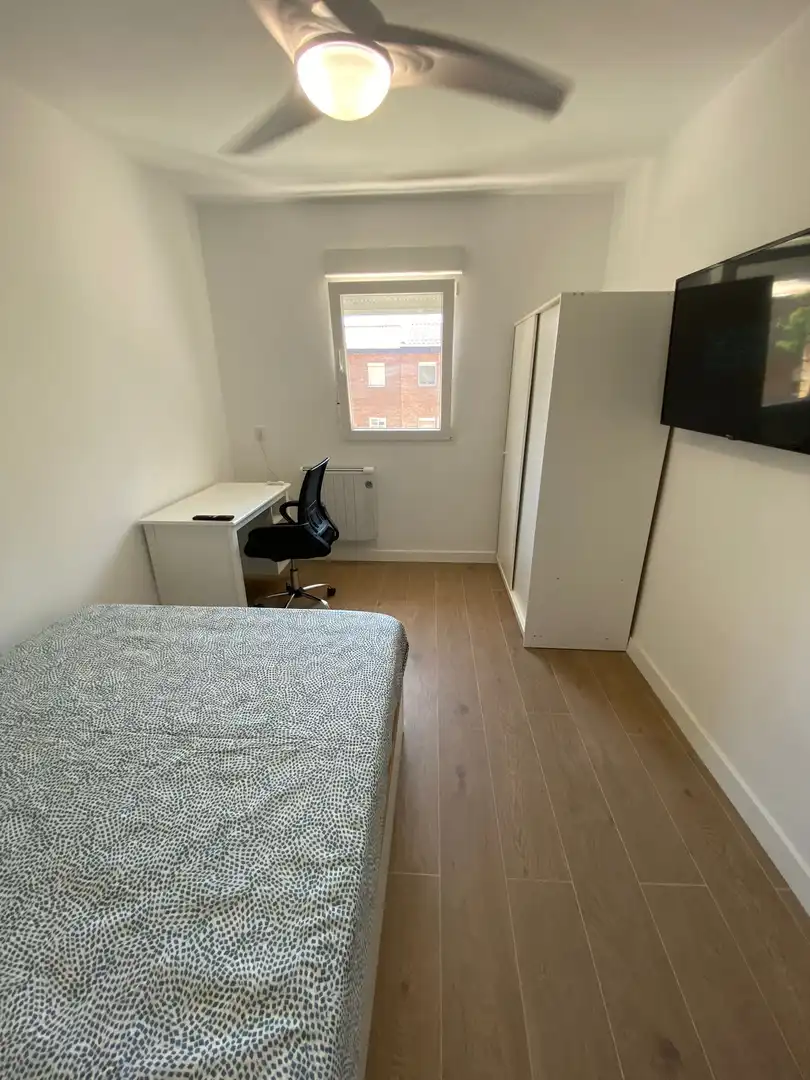 Room in Calle Orio, 4, Los Ángeles