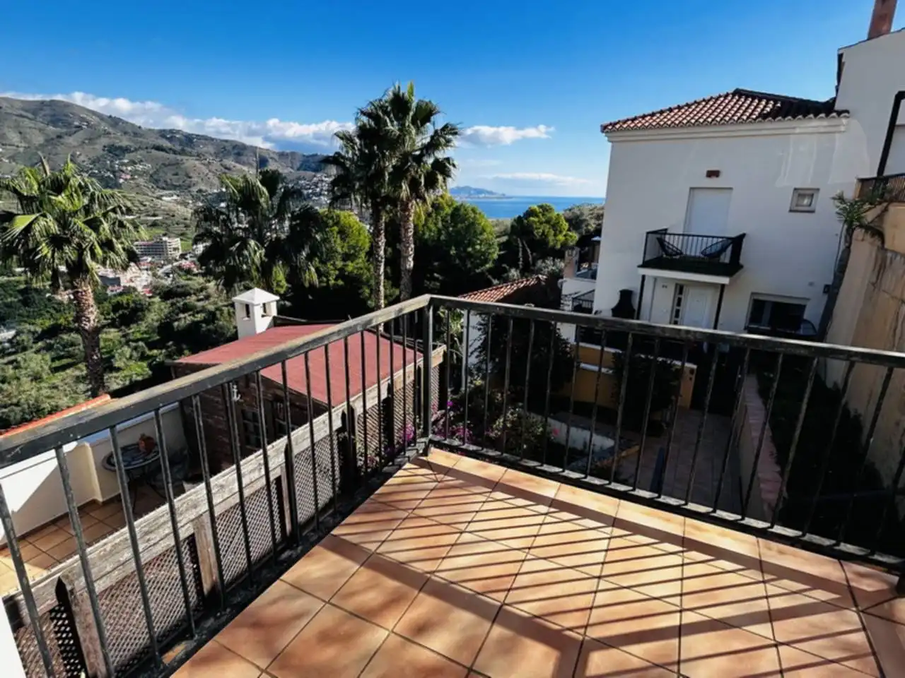 Außenansicht von Einfamilien-Reihenhaus zum Verkauf in Almuñécar mit Klimaanlage, Heizung und Terrasse