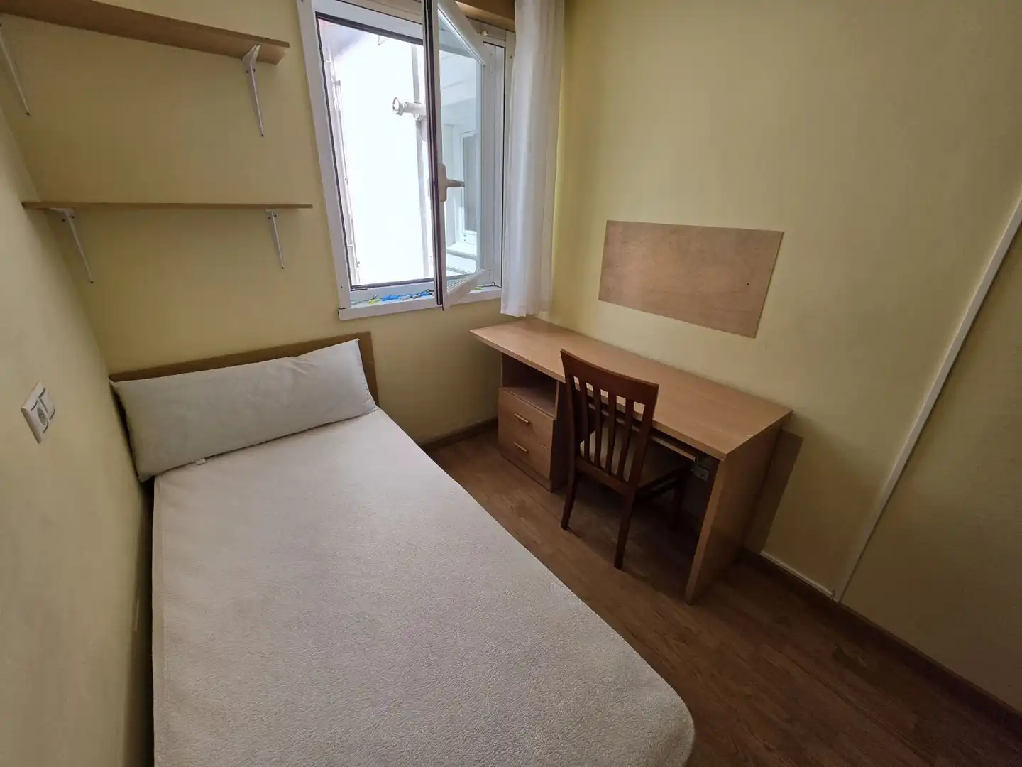 Schlafzimmer von Wohnung zur Miete in A Coruña Capital  mit Möbliert