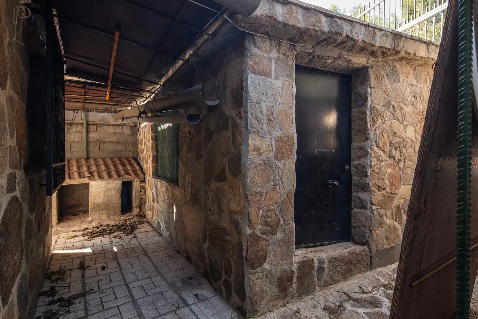 Außenansicht von Einfamilien-Reihenhaus zum Verkauf in Granada mit Klimaanlage, Privatgarten und Terrasse