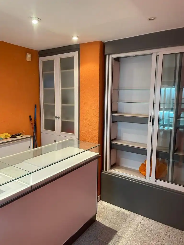 Local en venta en Cornellà de Llobregat