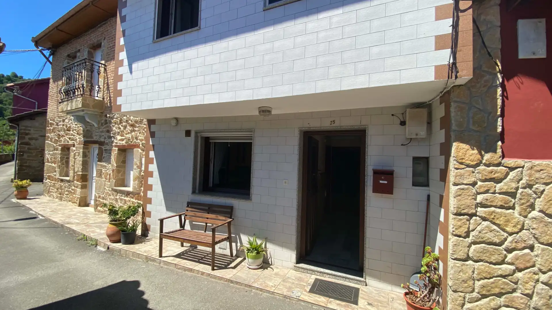 Vista exterior de Casa o chalet en venta en San Martín del Rey Aurelio con Calefacción, Jardín privado y Trastero