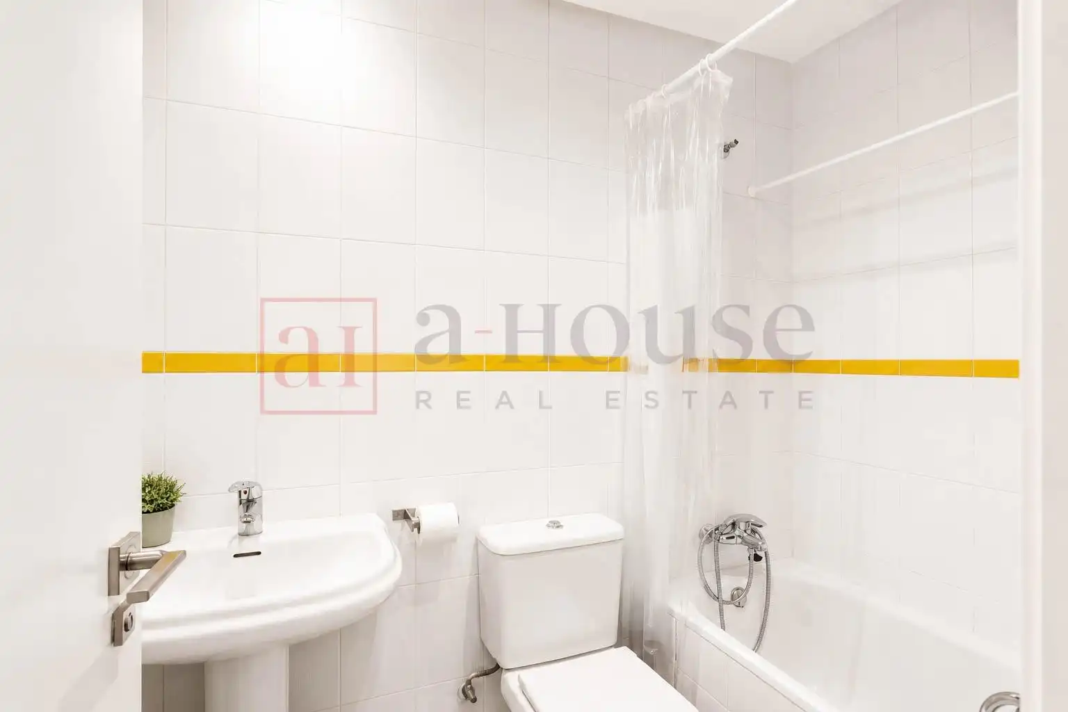 Badezimmer von Erdgeschoss zum Verkauf in Madrid mit Klimaanlage, Heizung und Privatgarten
